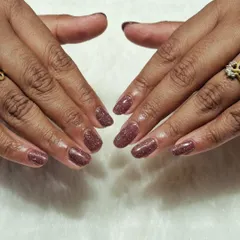 Sometimes, all you need is a little sparkle. This is a beautiful and simple glitter manicure on short, natural nails, perfect for any occasion.
