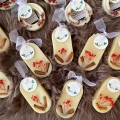 Here is another variation of my aroma tablets, featuring red berries and cinnamon for a festive look and scent. Each one is handpoured and can be hung easily with the attached ribbon.