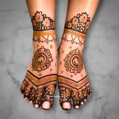 A beautiful bridal feet design featuring an elephant mandala. The pattern covers the toes and extends up the foot in a V-shape, complemented by a delicate ankle cuff.