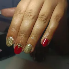 A close-up of a festive bridal set. I combined a rich red base with a gold glitter accent nail and added a cascade of gold flakes for extra dimension and sparkle.