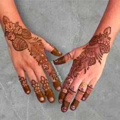 I love creating classic Arabic mehendi trails. This design features a flowing vine of flowers and paisleys that gracefully moves from the wrist to the fingertip, leaving elegant open spaces that accentuate the pattern.