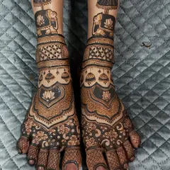 Bridal feet deserve just as much love and detail. This design features majestic elephants with raised trunks under an ornate umbrella, a symbol of royalty and good fortune, perfect for a bride's journey.