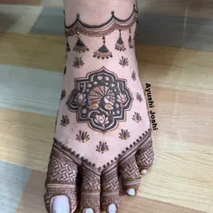 A minimal but beautiful bridal foot design, with a central peacock motif and delicate jhumkas hanging from the ankle band.