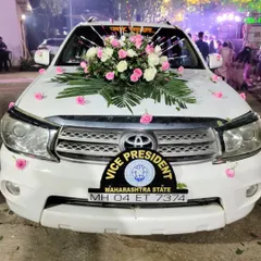 A simple yet elegant bouquet of pink and white roses adorns the bonnet of this Toyota Fortuner. Sometimes, a single, well-crafted arrangement is all you need for a classy wedding car look.