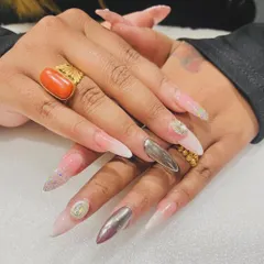 This set is all about drama and shine. It features long stiletto extensions with a mix of soft ombre, silver glitter, and a stunning metallic silver chrome accent nail.