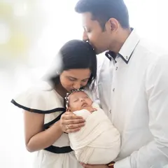 There is nothing more beautiful than the love that blossoms with a new baby. In my family lifestyle sessions, I capture these gentle kisses and quiet cuddles that tell the story of your new beginning.
