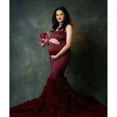 For a bold and elegant look, this wine-red fishtail maternity gown is a fantastic choice. The stretchable fabric provides a comfortable fit while the ruffled tail adds a touch of high-fashion glamour.