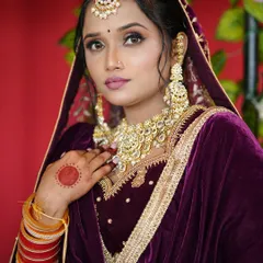 This bride's look is all about grace. The soft makeup with a defined eye and a subtle lip color enhances her features while complementing her traditional Punjabi bridal attire.