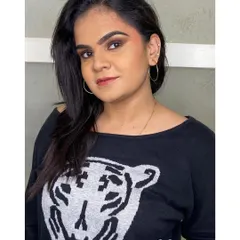 This is a beautiful brown smokey eye, a softer alternative to the classic black. It’s perfect for an evening party and adds warmth and definition to the eyes.