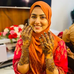 A happy photo of Sana Khan with her intricate bridal henna.