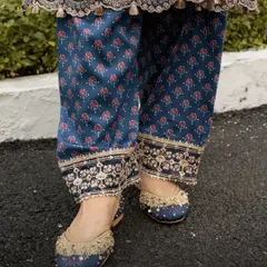 The Kaynat Blue Vegan Jutti features beautiful fringe and embroidery, designed to perfectly complement your printed and embroidered kurta sets. It’s a versatile pair for both casual and festive events.