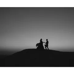 A silhouette against the vast Dubai desert. This black and white shot is all about drama and emotion, proving that some moments speak louder than words. It’s a testament to how love can feel both powerful and timeless.