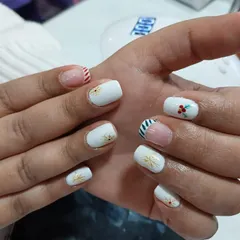 Another look at this festive Christmas nail set, showing the detailed artwork from a different angle.