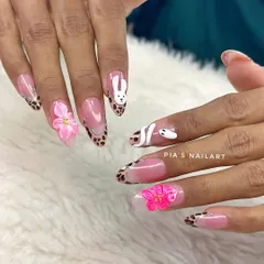 Keeping up with the trends. This fun set combines a leopard print French tip with 3D sculpted elements like a bunny, a snake, and vibrant pink flowers.