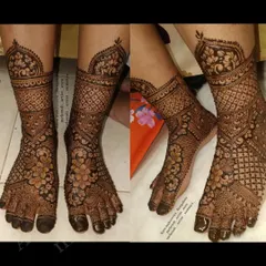 A full coverage bridal foot design that perfectly matches the intricacy of a heavy bridal hand mehendi.