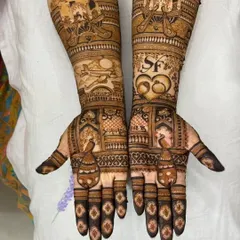 This engagement mehandi design is full of personal touches. It includes a doli scene, an airplane symbolizing travel, and the couple's initials inside intertwined hearts, telling their unique story.
