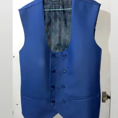 The details make the difference. This is a double breasted waistcoat I stitched, featuring a unique U-neck design and a beautiful patterned inner lining. I can create waistcoats as part of a three piece suit or as a separate piece to elevate your formal look.