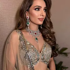 A smokey eye, but make it ethereal. This is for my clients who love a statement look that is still beautifully sculpted and blended. We created a natural brown smokey eye with a sharp cat-eye liner for that effortlessly bold vibe.