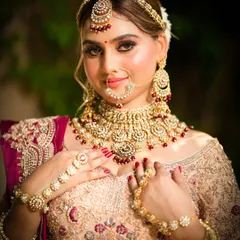 A flawless airbrush finish for this bride in a beautiful pastel lehenga. The soft glam makeup is sweat-proof, tear-proof, and picture-perfect.