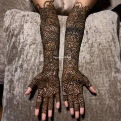 My signature Dubai-style floral designs are a favourite among brides. I focus on creating bold, 3D roses with delicate shading to make the pattern pop, covering the arms fully for a grand look.