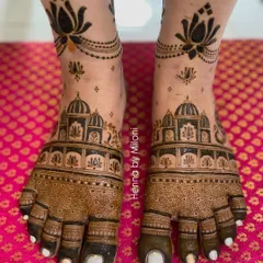 A grand design for bridal feet, featuring palace architecture that covers the entire top of the foot, complemented by delicate lotus chains around the ankles.
