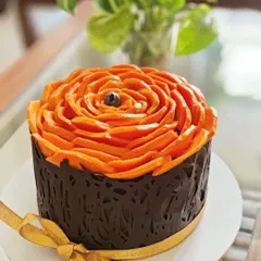 For this mango rose cake, I added an elegant chocolate lace wrap. The dark chocolate provides a lovely contrast in color and flavor to the sweet, fresh mangoes.