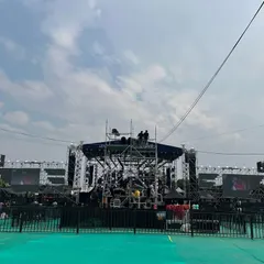 Another angle of the Harris Jayraj concert setup, showcasing the unique circular stage extension. We can create custom shapes and levels to meet any artist's creative vision while maintaining structural integrity.