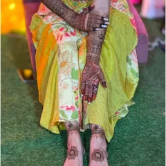 A complete bridal mehandi look, with detailed henna designs on both hands and feet. I ensure the patterns are consistent and beautiful from every angle, perfect for your wedding photos.