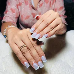 A beautiful glittery take on the French manicure. These square-shaped extensions feature a sparkling silver glitter base with crisp white tips.