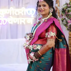 Celebrating the beautiful journey of motherhood with this Dohale Jevan look. The focus was on creating a radiant, joyful glow for the mom-to-be, complete with fresh floral jewelry and a traditional saree.