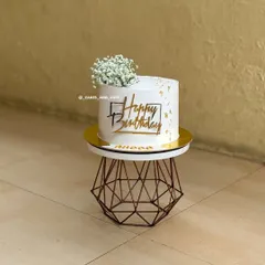 Another shot of this beautiful and modern birthday cake, perfect for someone with a minimalist style.