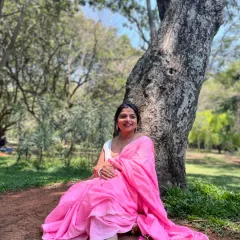 Posed and clicked in a beautiful park. I love being surrounded by nature, it's a huge inspiration for my botanical murals.