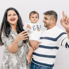 This photo is pure energy and happiness. During a family session, I focus on capturing the dynamic and vibe of your family, letting your natural interactions and laughter lead the way.