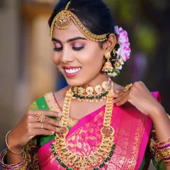 This close-up shows the detail in our kemp and green stone bridal set. The combination of the choker and long haram creates a layered, royal look perfect for your muhurtham.