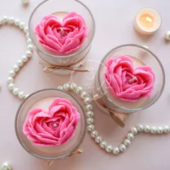 The 'Te Amo' candle is also available with a beautiful pink heart-shaped rose.