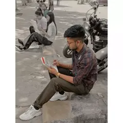 Here I am sketching on a divider at Janpath Market. My workshops are informal and we make use of whatever space we find. It’s about being present and drawing what you see, no fancy studio needed.