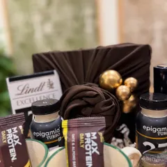 Caffeine meets clean gains. This hamper, curated for the modern man, features Davidoff coffee, protein supplements, and is wrapped in rich tones of coffee brown and beige.