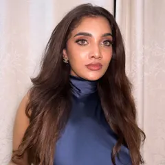 This look is all about achieving a natural glow. The skin is the star of the show, with minimal eye makeup and a soft lip to complete the fresh, luminous effect.
