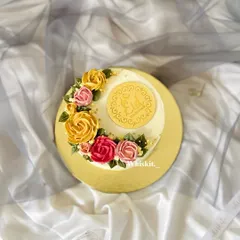 The aesthetic of my Eid cakes is all about celebration and joy. This mini cake is decorated with a wreath of vibrant buttercream flowers and a golden "Eid Mubarak" plaque.