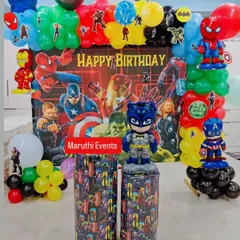 Assemble for the ultimate Avengers party! This decoration features a dynamic backdrop with all the heroes, from Iron Man to the Hulk, plus character balloon sculptures of Batman and Captain America.