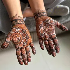 This design features small, intimate couple portraits set inside ornate mandalas. It's a subtle way to personalize your Karwa Chauth mehendi while maintaining a traditional, symmetrical look.