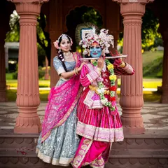 A classic pose of Radha and Krishna. The makeup for Krishna involves full-body paint and intricate details, an advanced technique taught in our fantasy makeup module.