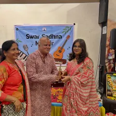 An adult student receiving her award. It proves that achievement has no age limit, and we are here to support every student in reaching their goals.