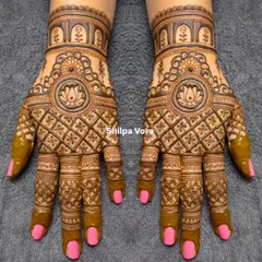A symmetrical design with a central lotus mandala and a jharokha-style wristband. The clean lines and bold shapes make this design stand out.