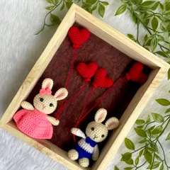 I created this romantic scene with two adorable bunnies holding heart-shaped balloons. It makes a beautiful and unique anniversary or Valentine's Day gift, capturing a sweet moment in crochet.