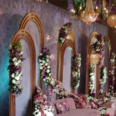 Spelling comfort and luxury with our gorgeous seating corners. This space is nestled beneath lush greens and cascading purple blooms, with golden arches and sparkling chandeliers above. 💜