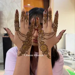 A simple yet stunning jewellery-style mehendi design. This pattern mimics a hand chain or 'hathphool', looking incredibly elegant and creative.