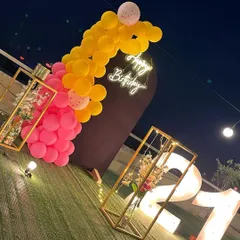 A slightly different arrangement for a 21st birthday, with decorative stands holding flowers, adding an extra touch of elegance.