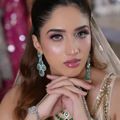 This is the essence of my signature soft romantic glam. I focused on creating luminous, dewy skin with a gentle pink eyeshadow and glossy lips, letting the bride's natural beauty and the exquisite emerald jewelry shine.