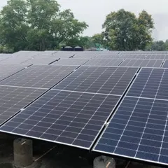 This expansive 2 MW rooftop solar installation at a government facility in Bokaro, Jharkhand, showcases our expertise in large-scale commercial projects. We used high-efficiency 590 Wp TOPCon modules to maximize power generation and deliver long-term energy savings.
